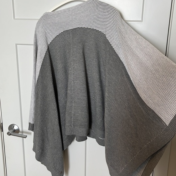 Lululemon It All Lines Up Poncho in Heathered Core Ultra Light Grey Size OS - Picture 9 of 9